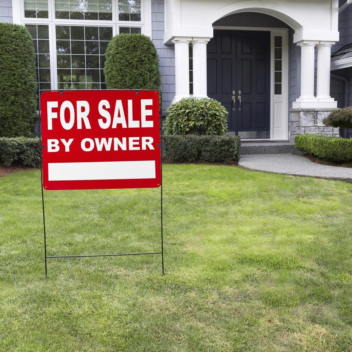 Dallas-For-Sale-By-Owner-Cash-Home-Buyer-Help-Best-Texas-House-Buyers Front yard with a red